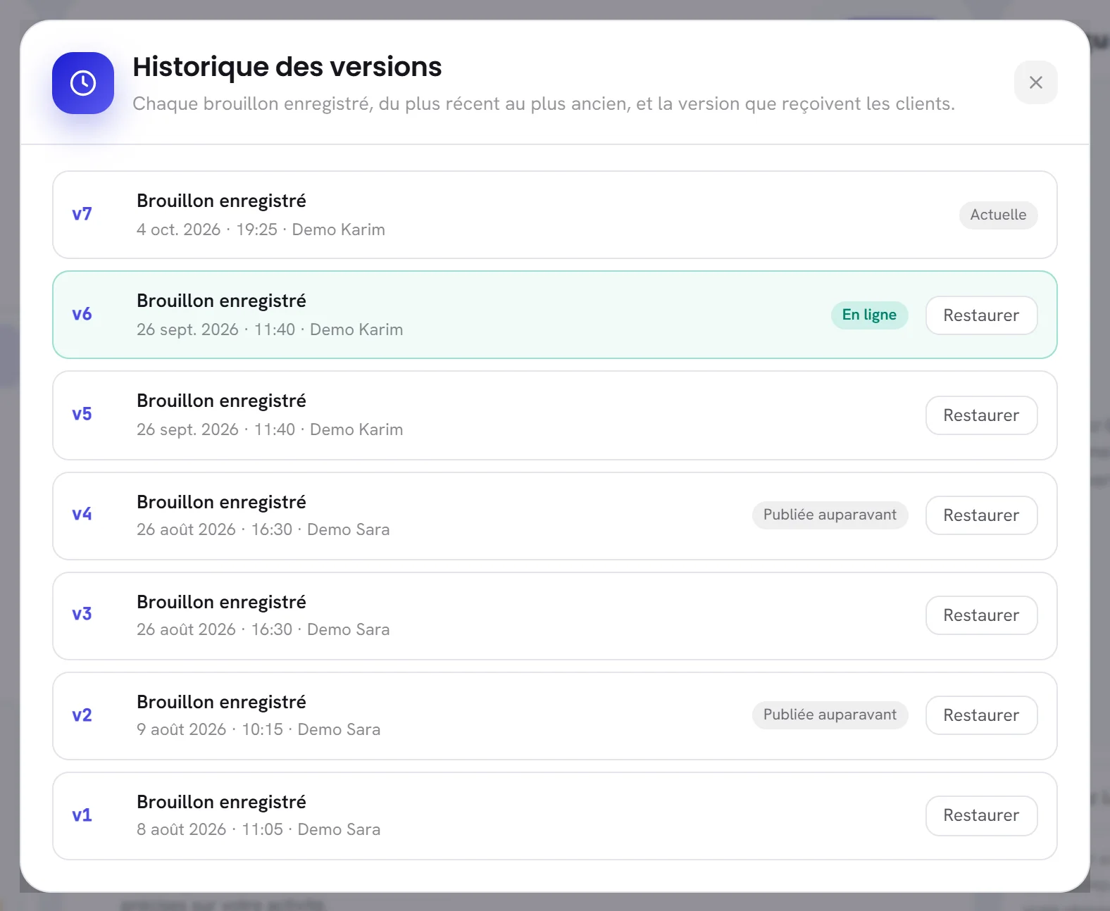 La fenêtre Historique des versions : sept versions, la plus récente marquée Actuelle, une version antérieure marquée En ligne, et un bouton Restaurer sur chaque ligne plus ancienne.