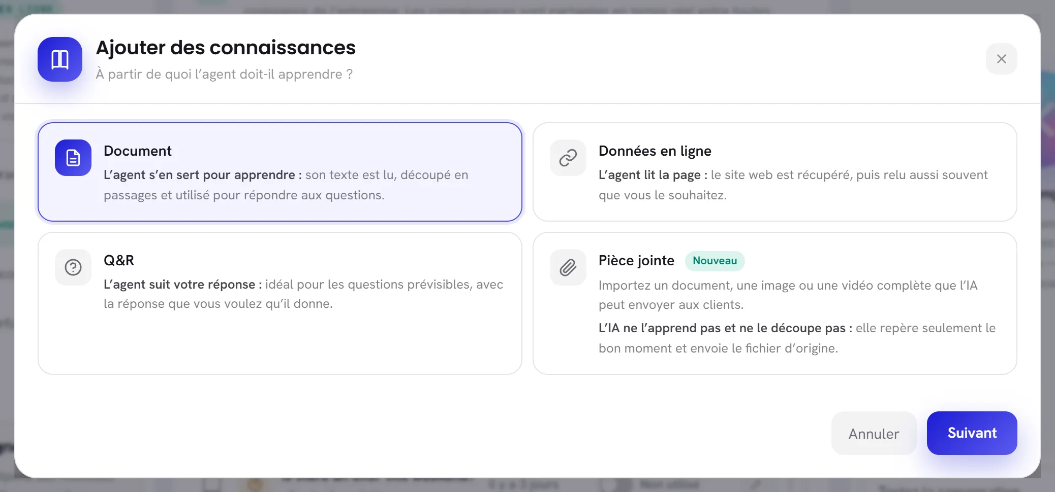 La fenêtre Ajouter des connaissances avec ses quatre types : Document, Données en ligne, Q&R et Pièce jointe.