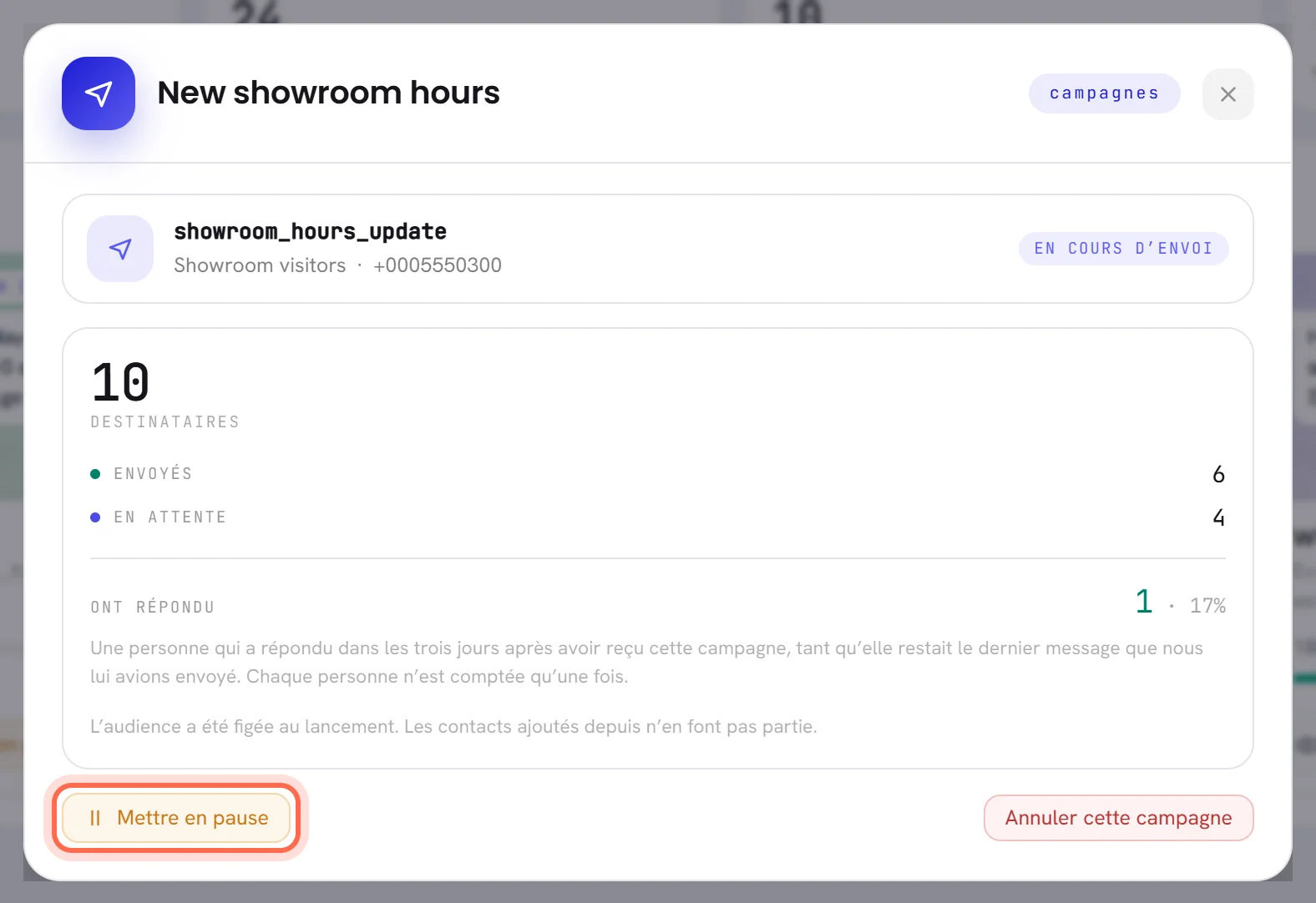 La fenêtre d’une campagne en cours d’envoi : le nombre de messages envoyés et le nombre de messages en attente, et le bouton Mettre en pause entouré d’un cercle.
