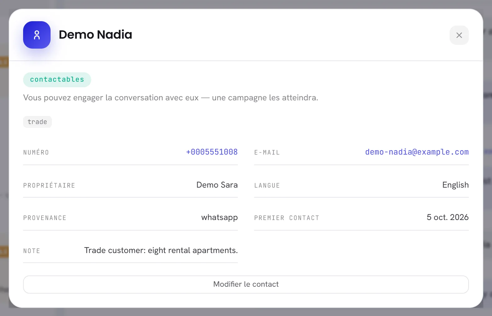 Les détails d’un contact : le badge de consentement et sa signification, une étiquette, puis le numéro, l’e-mail, le propriétaire, la langue, la provenance, le premier contact et une note.