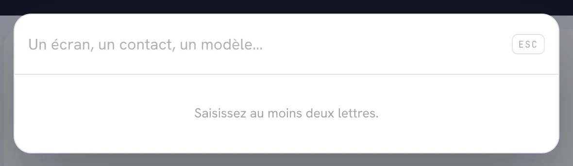 Le champ de recherche, ouvert par-dessus l’écran : un champ qui demande un écran, un contact ou un modèle, et l’indication de saisir au moins deux lettres.