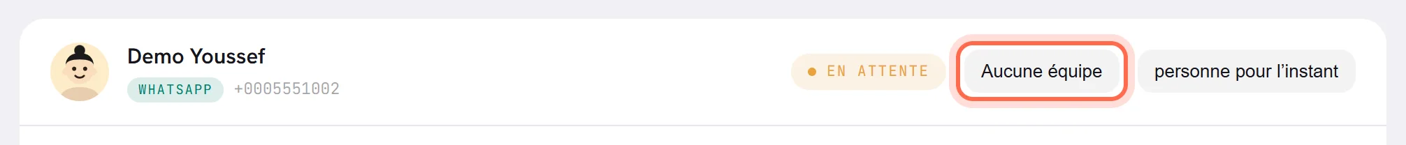 Le haut d’une conversation, avec le menu des équipes entouré. Il affiche Aucune équipe.